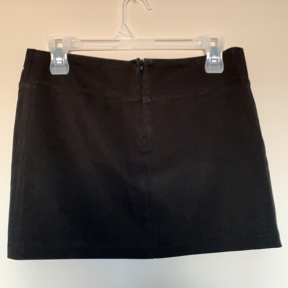Black short skirt with little sequence details around the waist in size S. - Picture 2 of 7